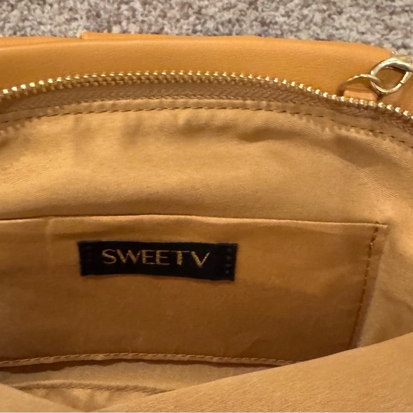Sweetv Gorgeous Gaux Leather Chic Tan Clutch with Gold Chain - Picture 4 of 4